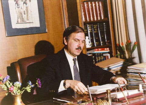 Εν ώρα εργασίας στο γραφείο του (1985)