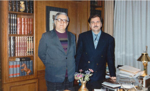Στο γραφείο του με τον συγγραφέα Θ. Παπαθανασόπουλο