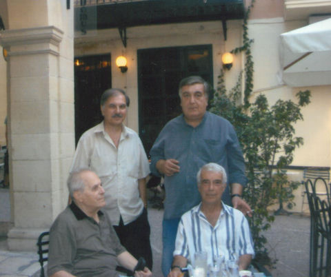 Με τον Δημήτρη Κονιδάρη, τον ζωγράφο Σ. Αλαμάνο και τον συγγραφέα Γιάννη Δάλλα στην Κέρκυρα