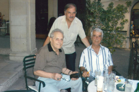 Με τον εκδότη του περιοδικού "Πόρφυρα", Δημήτρη Κονιδάρη και τον διακεκριμένο λογοτέχνη Γιάννη Δάλλα στην Κέρκυρα